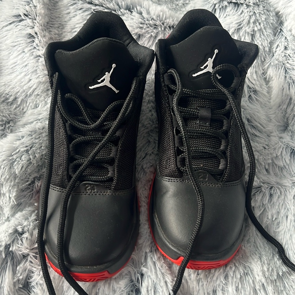 Like New Jordan Max Aura 2 Basketball Shoes. Boys Size 4. Black and Red